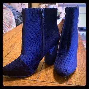 Blue velvet heeled booties
